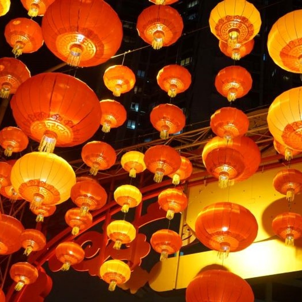 満月と月餅を愛で、舞う火龍に見とれる香港の中秋節。