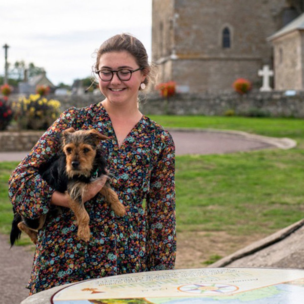 コタンタン半島に呼ばれて。空飛ぶテリア犬、ベベル