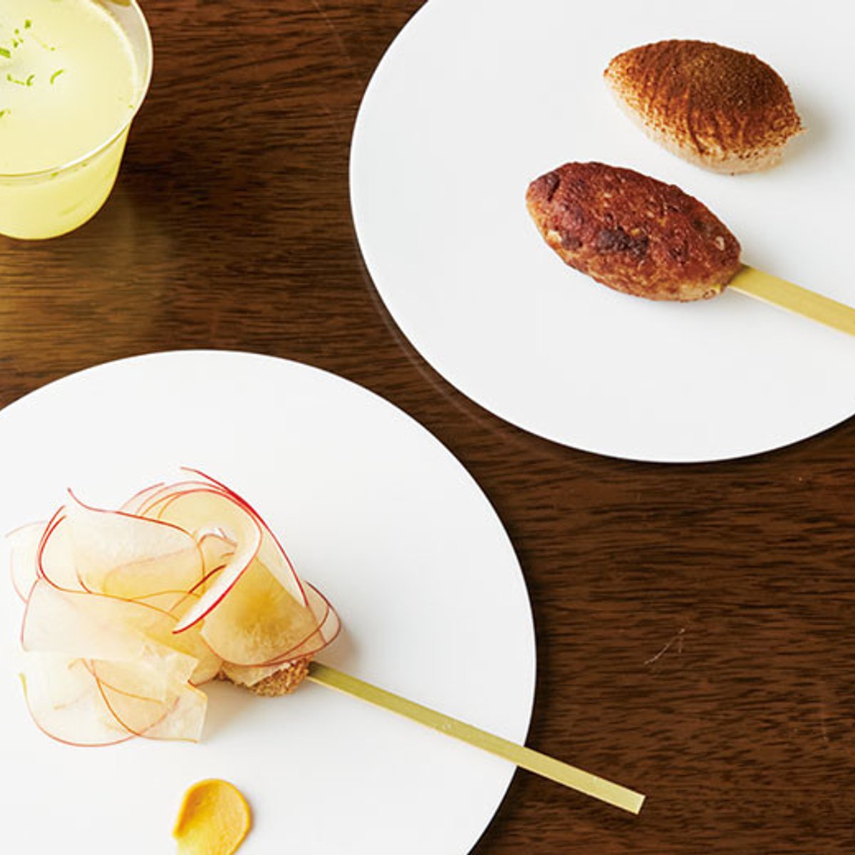 ブータンノワールが串料理に、リンゴのガリ添え？