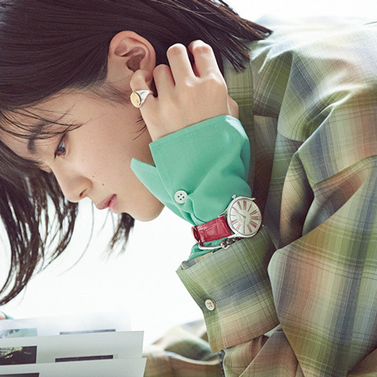 吉田美月喜、時計と本のある風景。