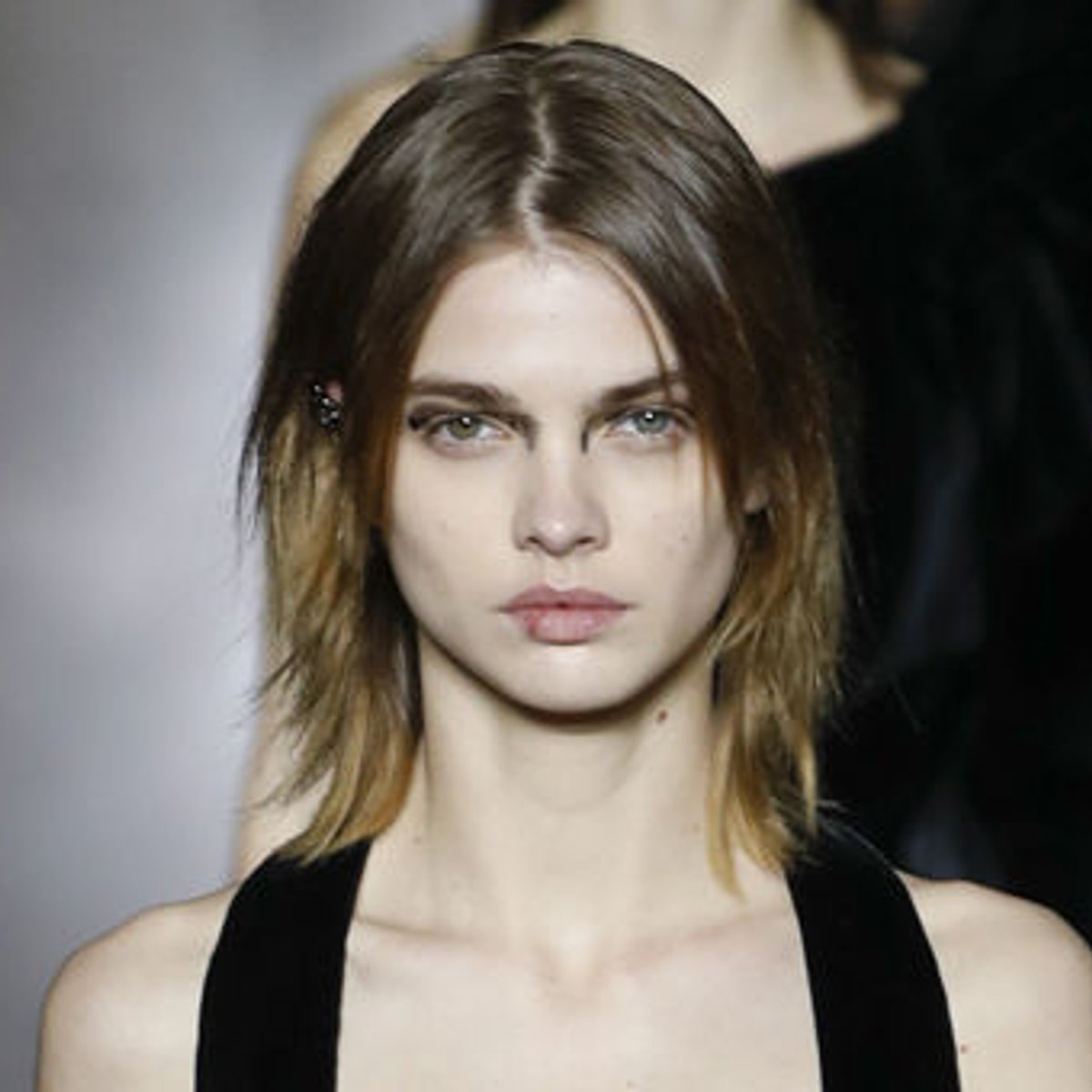 コレクションならではのハードなブラック使いに注目。