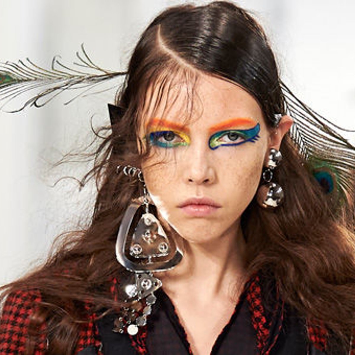 ランウェイの、ビビッドでカラフルなアイメイクに夢中。