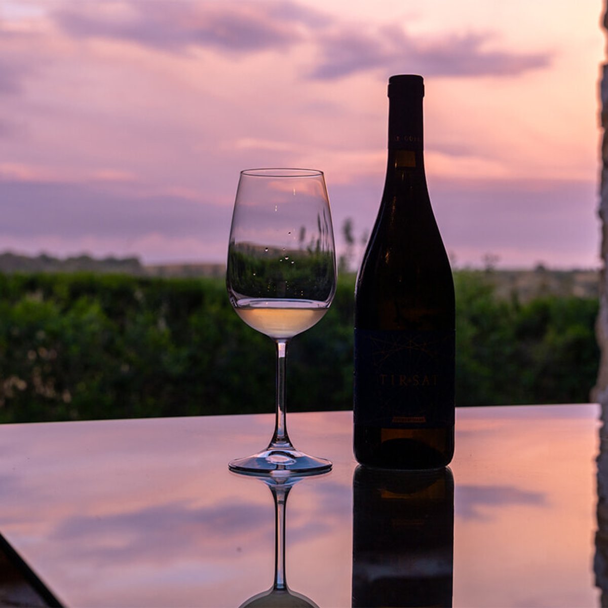 グラスの中にはシチリアの夕焼け…美しい景観に隠された「ワインの秘密」とは？