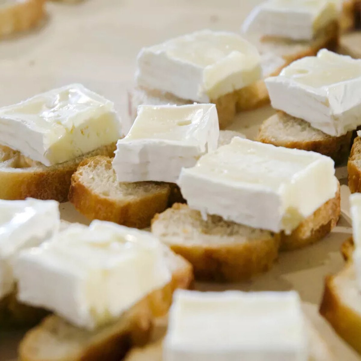 幼い子どもに、生乳チーズを与えるのはOK？