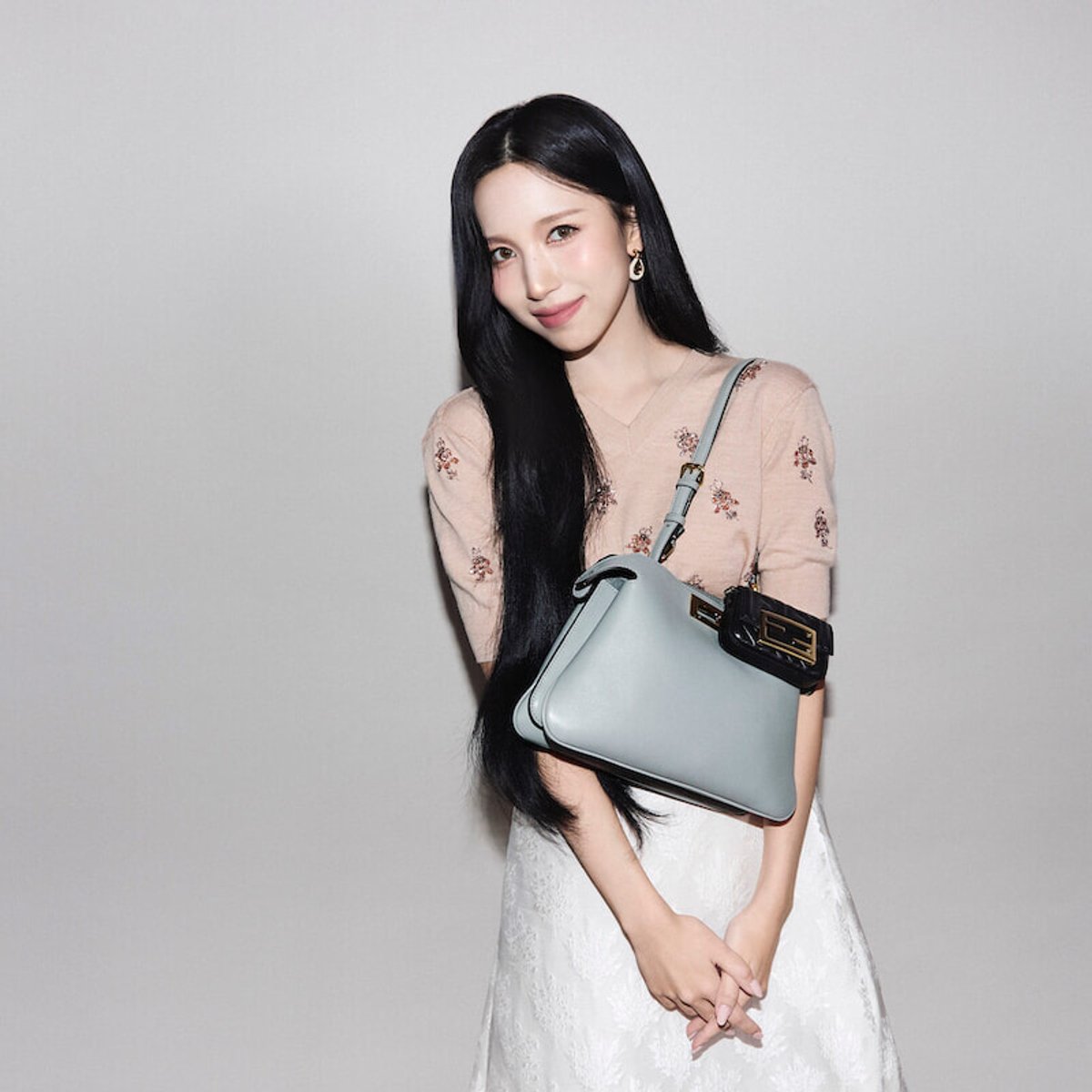 フェンディ、新ジャパンブランドアンバサダーにTWICEのMINAを起用！ アイコンバッグの新サイズも仲間入り。