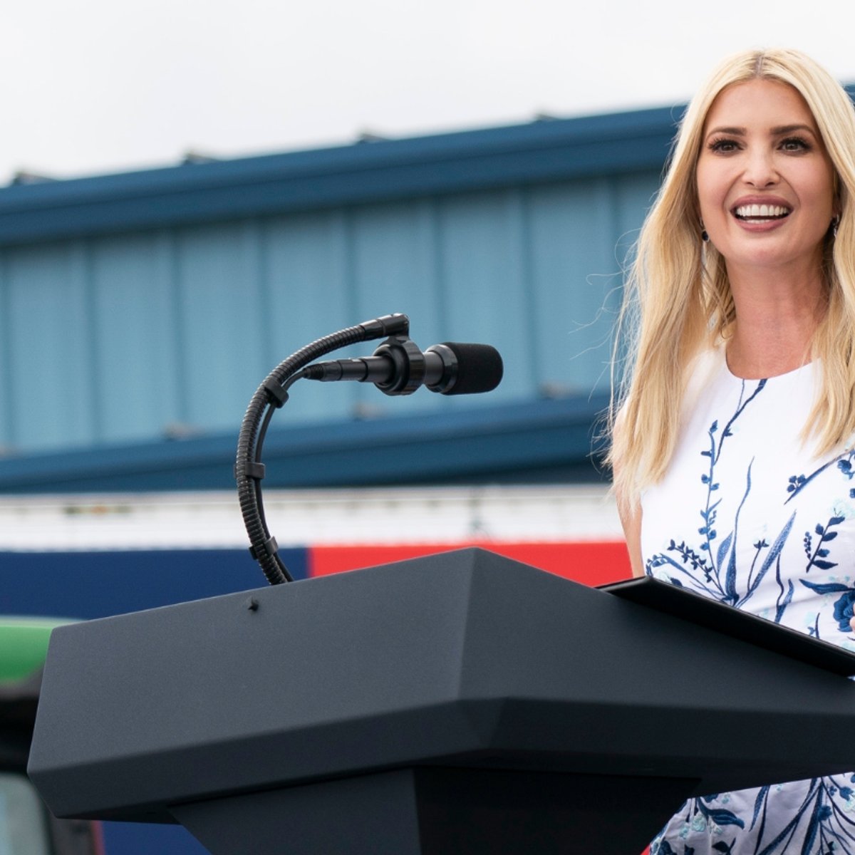 存在感は「ファーストレディ」級！ イヴァンカ・トランプ、2025年夏のドレスを一気見せ。