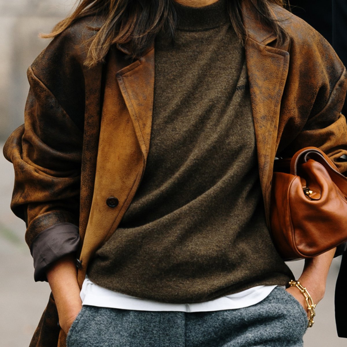 秋冬ニットは、白Tと重ねてアップデート。海外スナップでわかるレイヤード術7選。