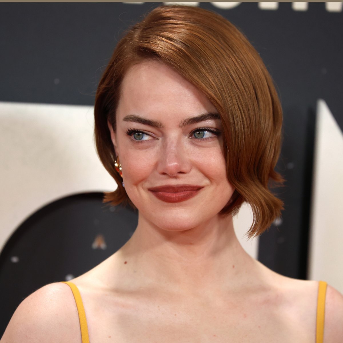 エマ・ストーン37歳に！『ラ・ラ・ランド』名シーン～最新作の坊主姿まで。映画人としての現在。