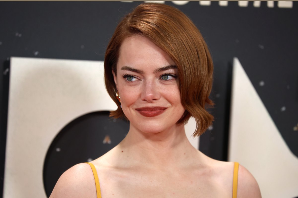 エマ・ストーン37歳に！『ラ・ラ・ランド』名シーン～最新作の坊主姿