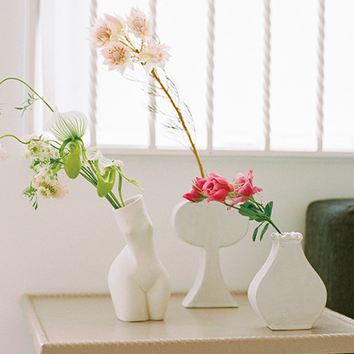 暮らしを彩るアートな花器と花の飾り方。