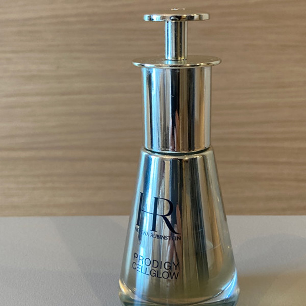 ヘレナの集中美容液で、肌も首もザラつきつるん！