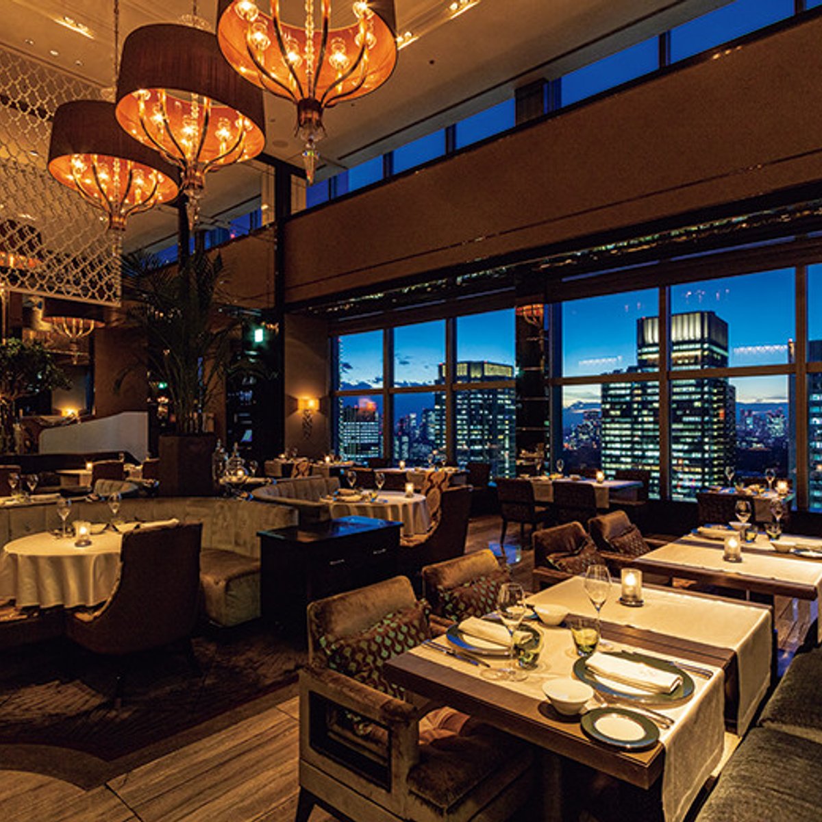 隠れ家から夜景まで……。 ホテルで愉しむ、優雅なディナー