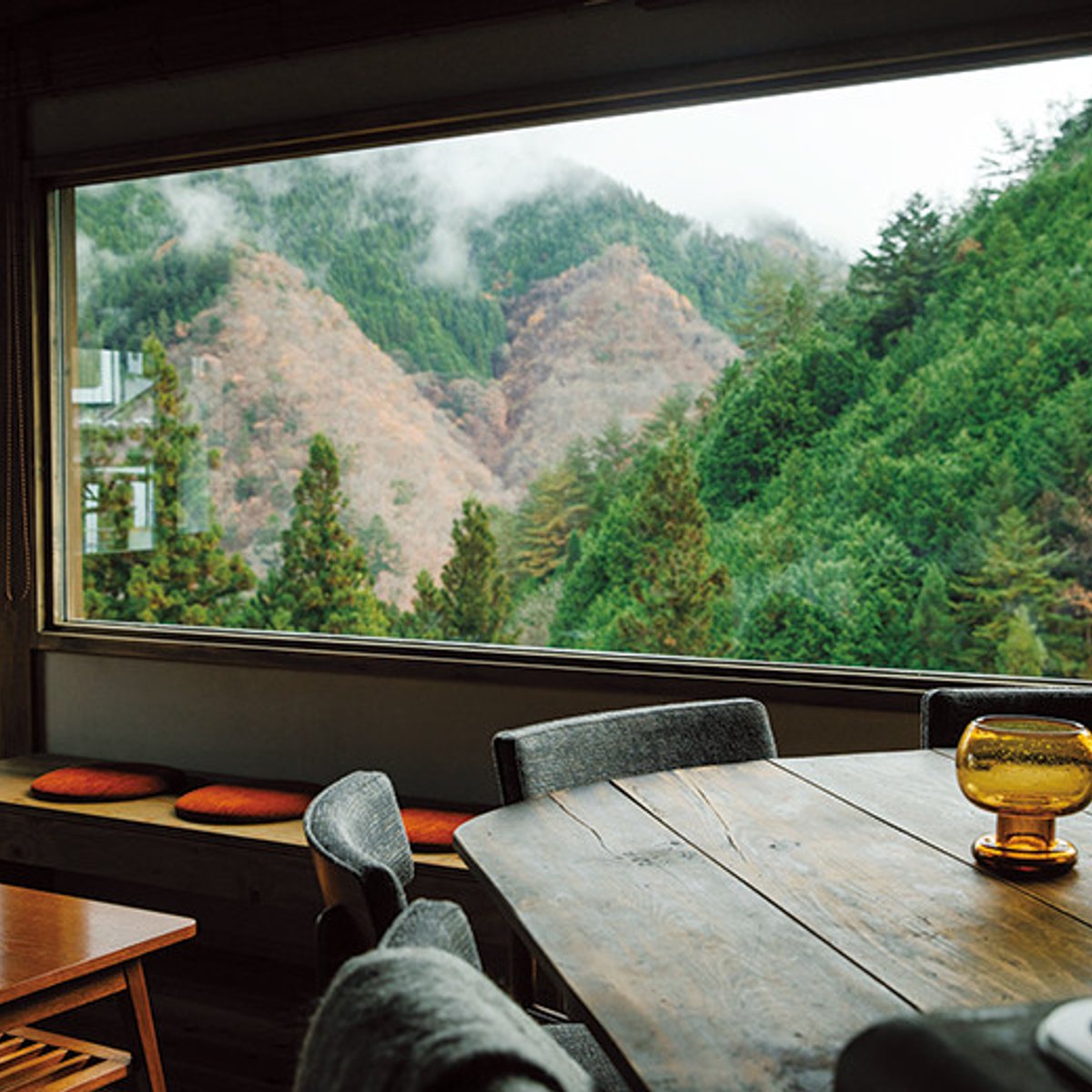 山梨の古民家に泊まり、森の景色と穏やかな時間を愉しむ。