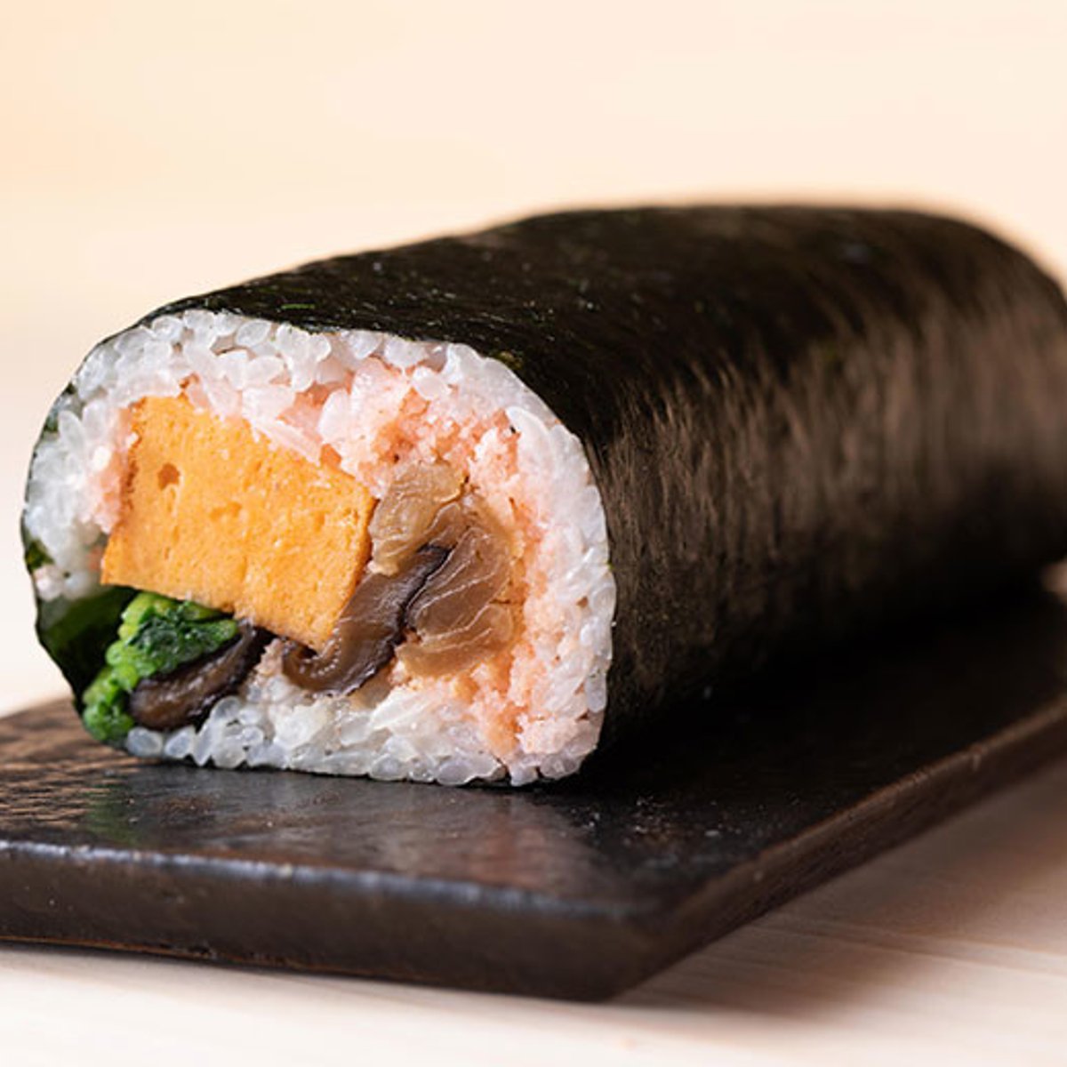 江戸前鮨のこだわりが詰まった太巻きを召し上がれ。