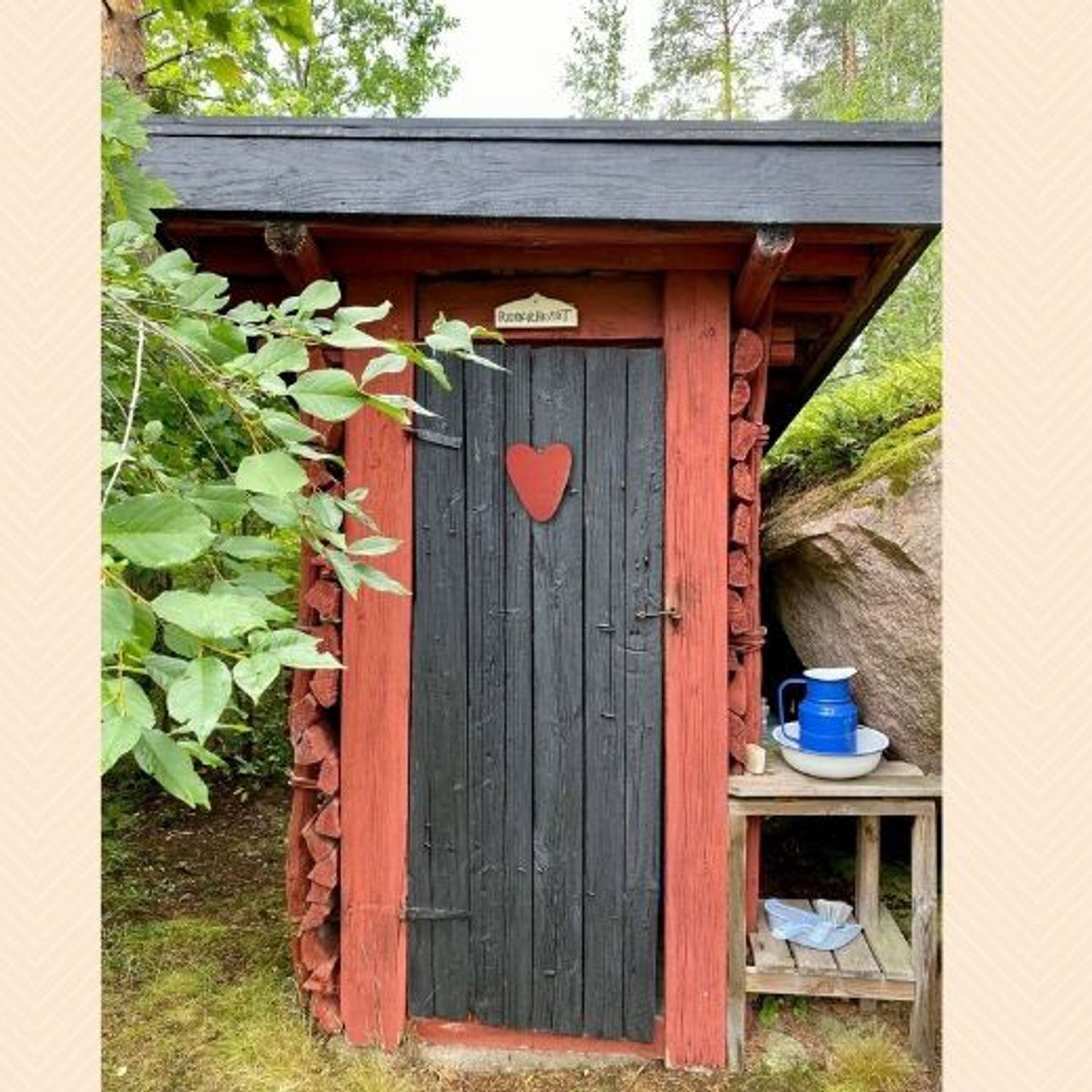 スウェーデンの屋外トイレは、ハートも温まる？