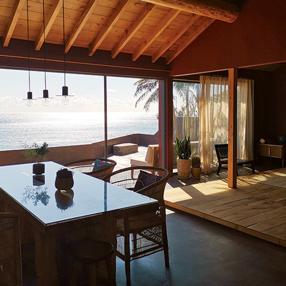 【週末トリップ】異国情緒薫る、オーシャンビューの貸別荘。