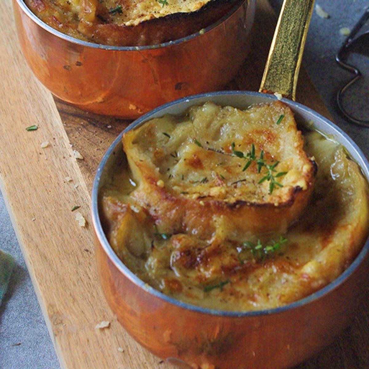 パリ3月のマルシェ「花冷えのパリで味わう熱々のオニオンスープ」