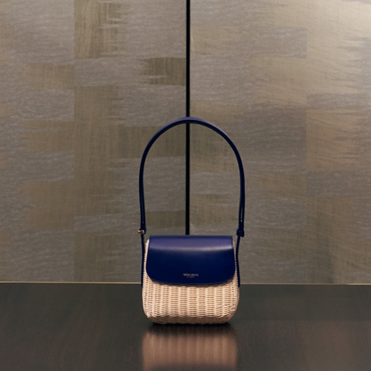 ジョルジオ アルマーニ、シグネチャーバッグに新作が登場。