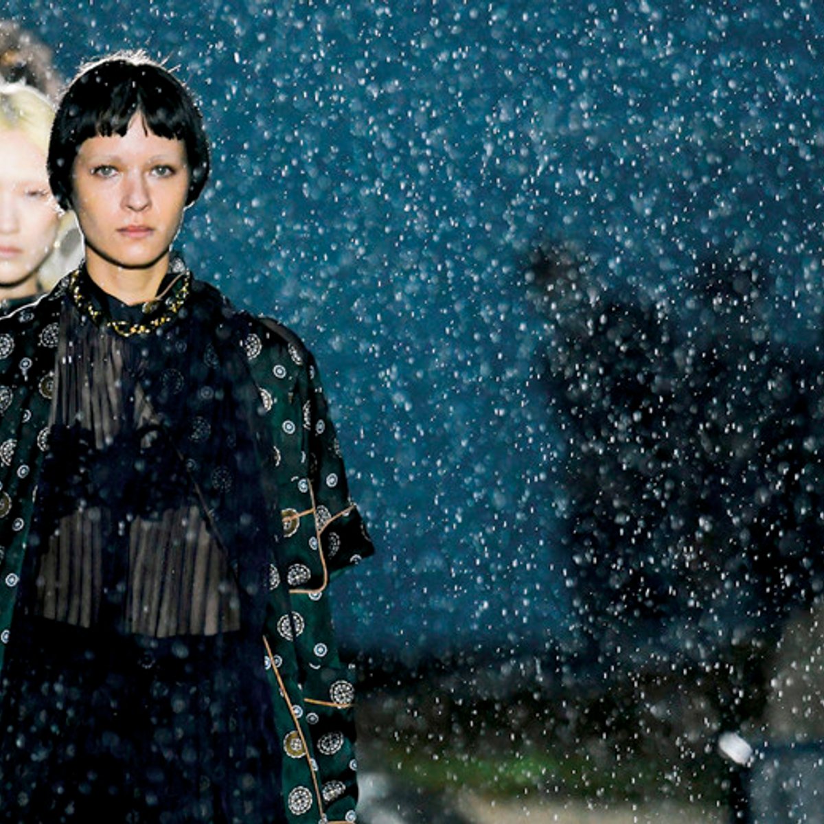 ダンスに歌に、春夏コレクションの美しい演出。