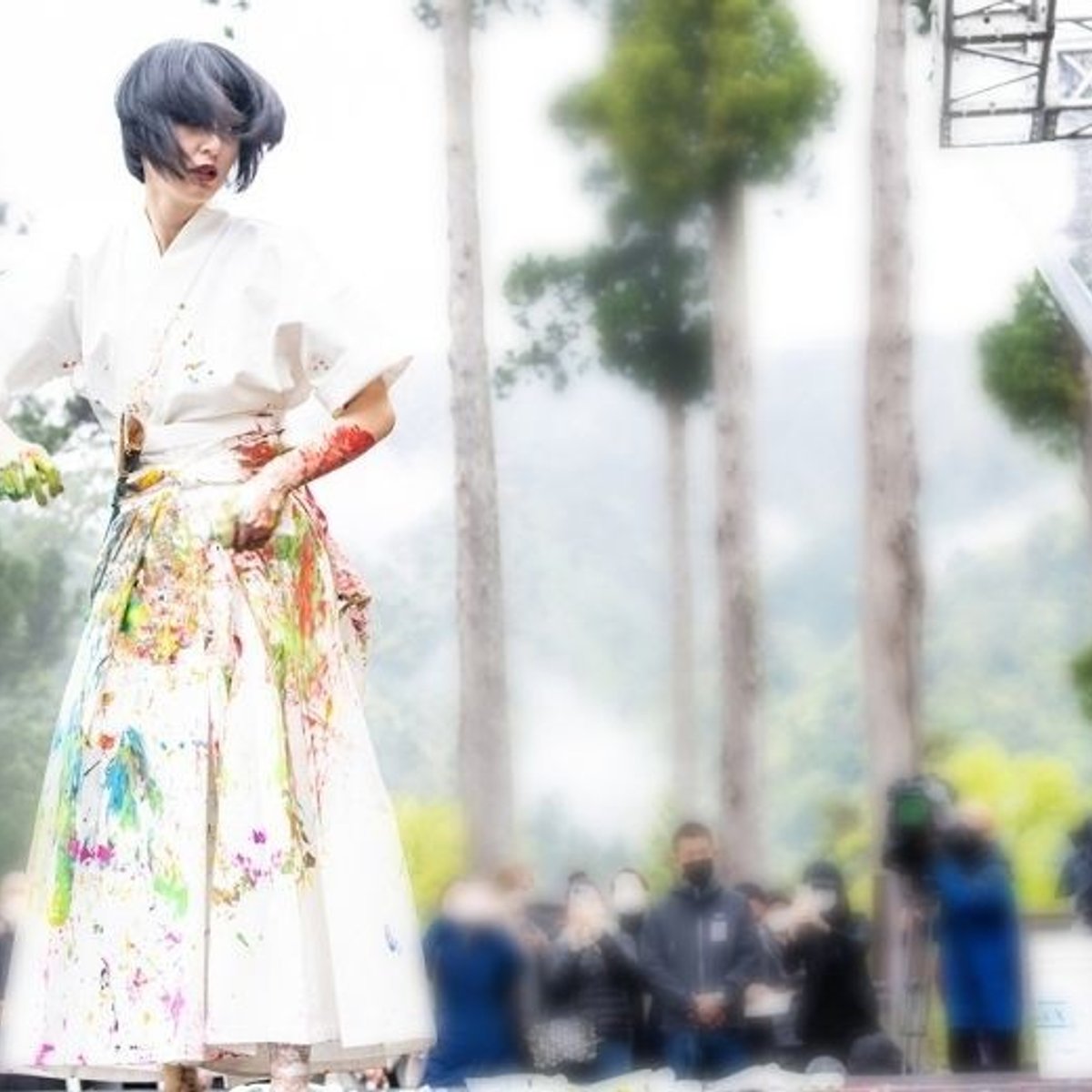 身延山久遠寺が祈りに包まれた、小松美羽のライブペインティング。