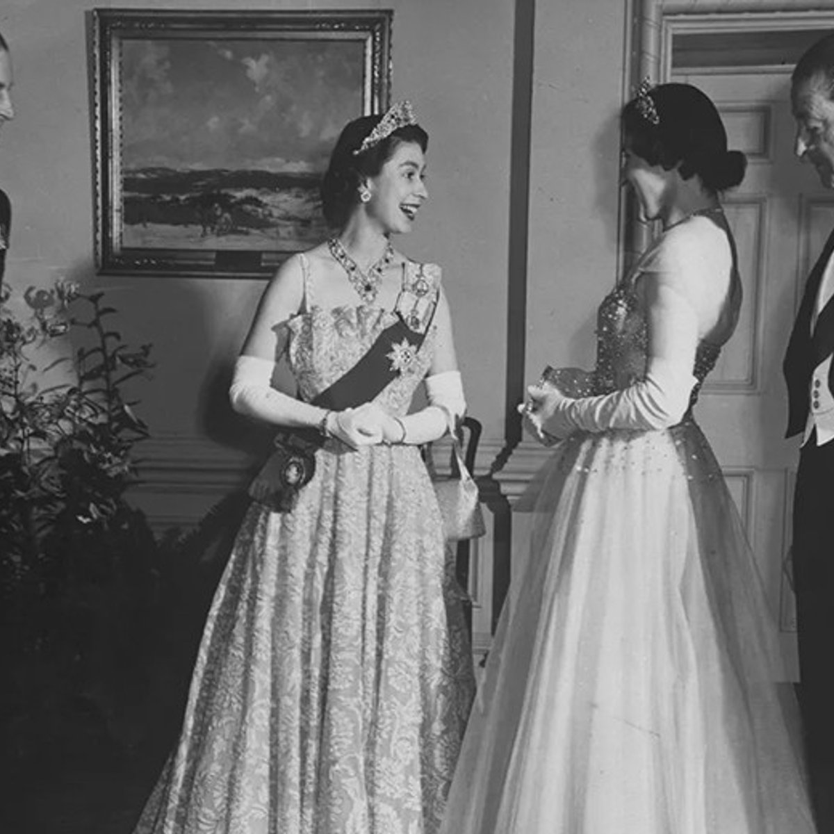 写真】エリザベス女王、ファッションクイーンの歴史。 | madameFIGARO