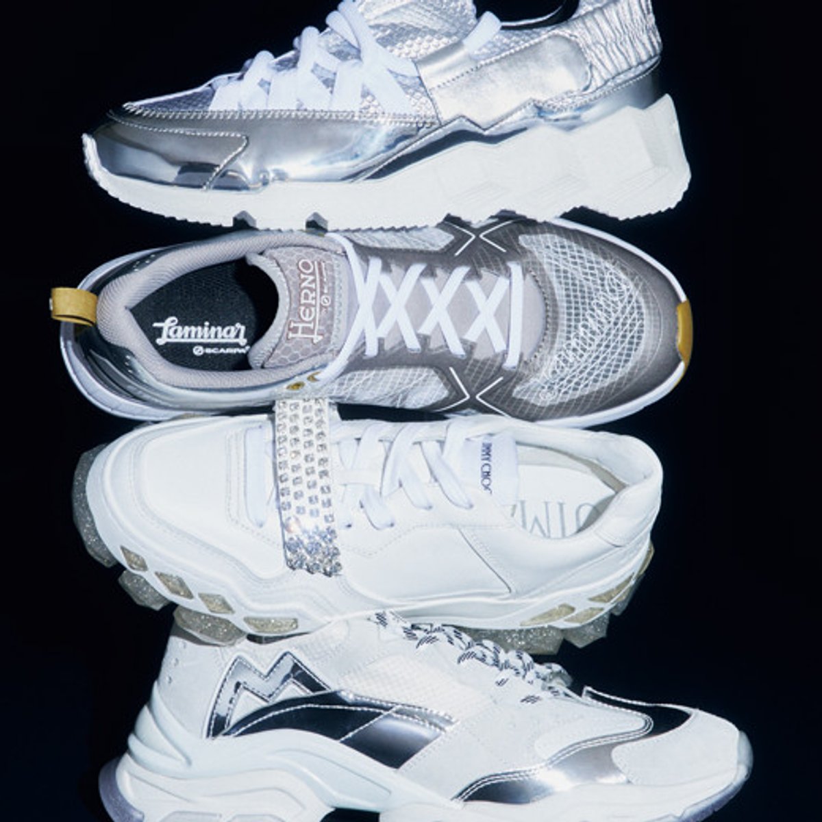 定番スニーカーに変化あり、発光系スニーカーで差をつけて！