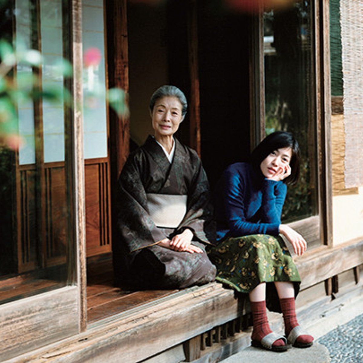 葉山の海を見下ろす古い一軒家が物語る、映画『椿の庭』。