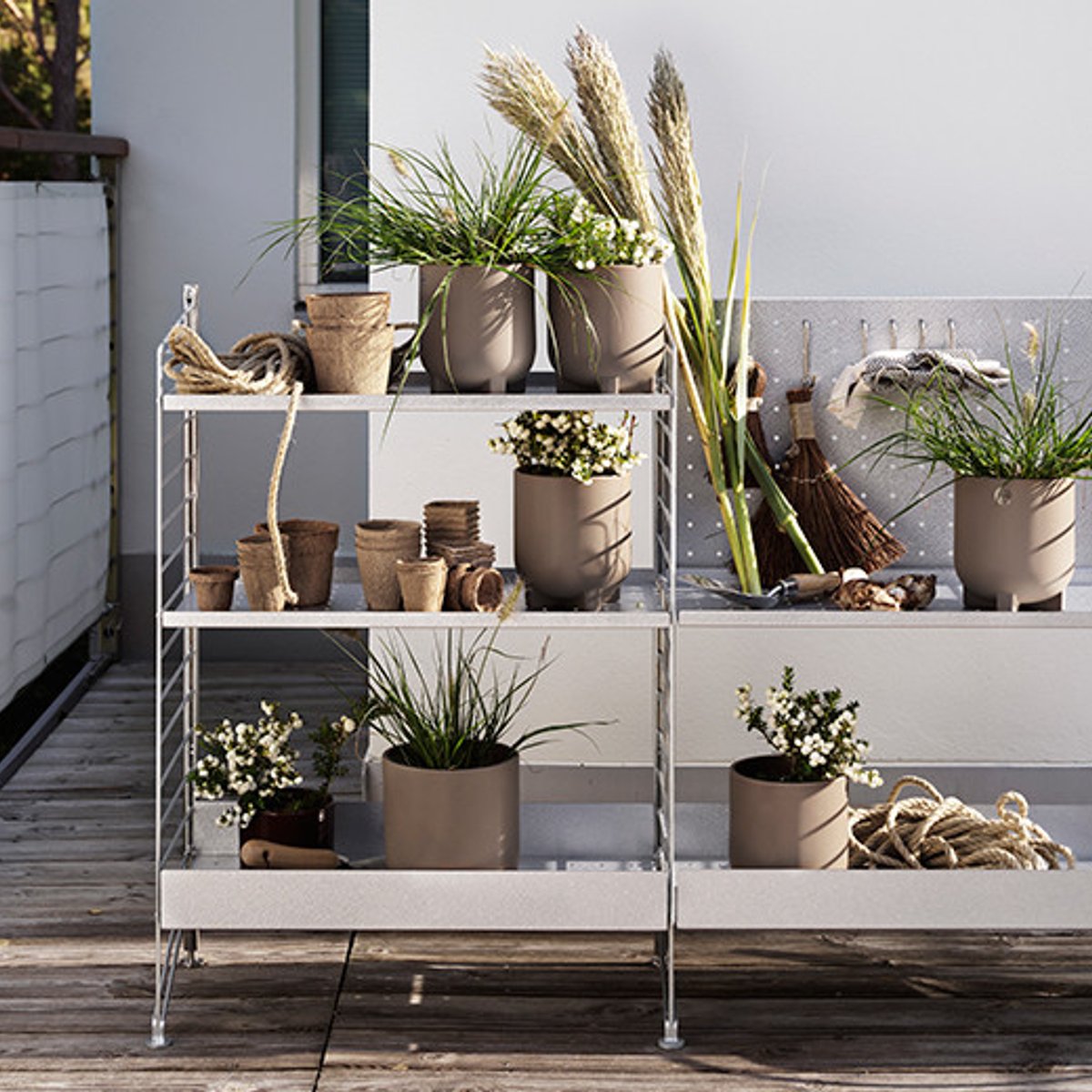 屋外スペースを、スタンドシェルフでオーガナイズ。