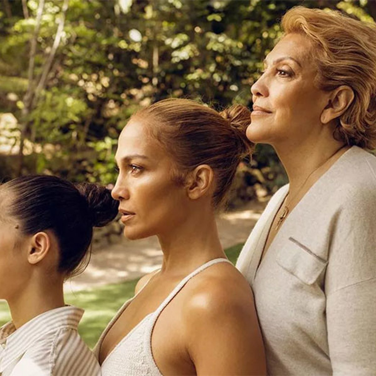 ジェニファー・ロペス、娘、母、祖母3世代の写真を投稿！