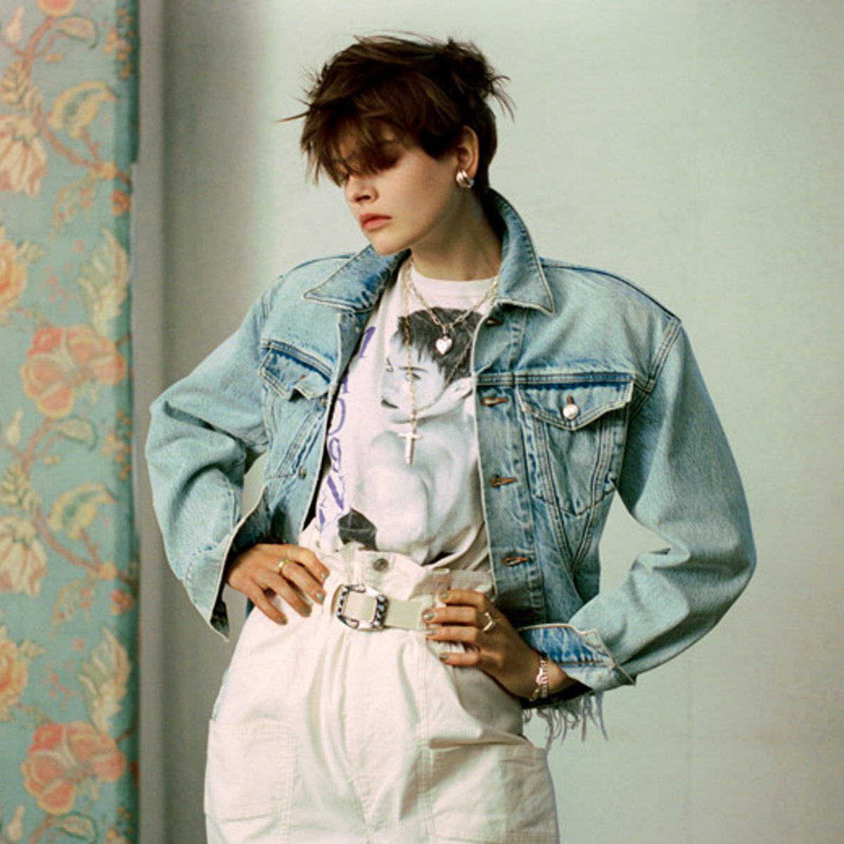 マドンナのヴィンテージTシャツには、薄めのGジャンをセレクト！