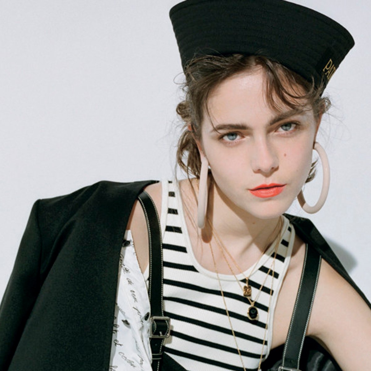 モノトーンで作る、パリジェンヌのスポーツスタイル。