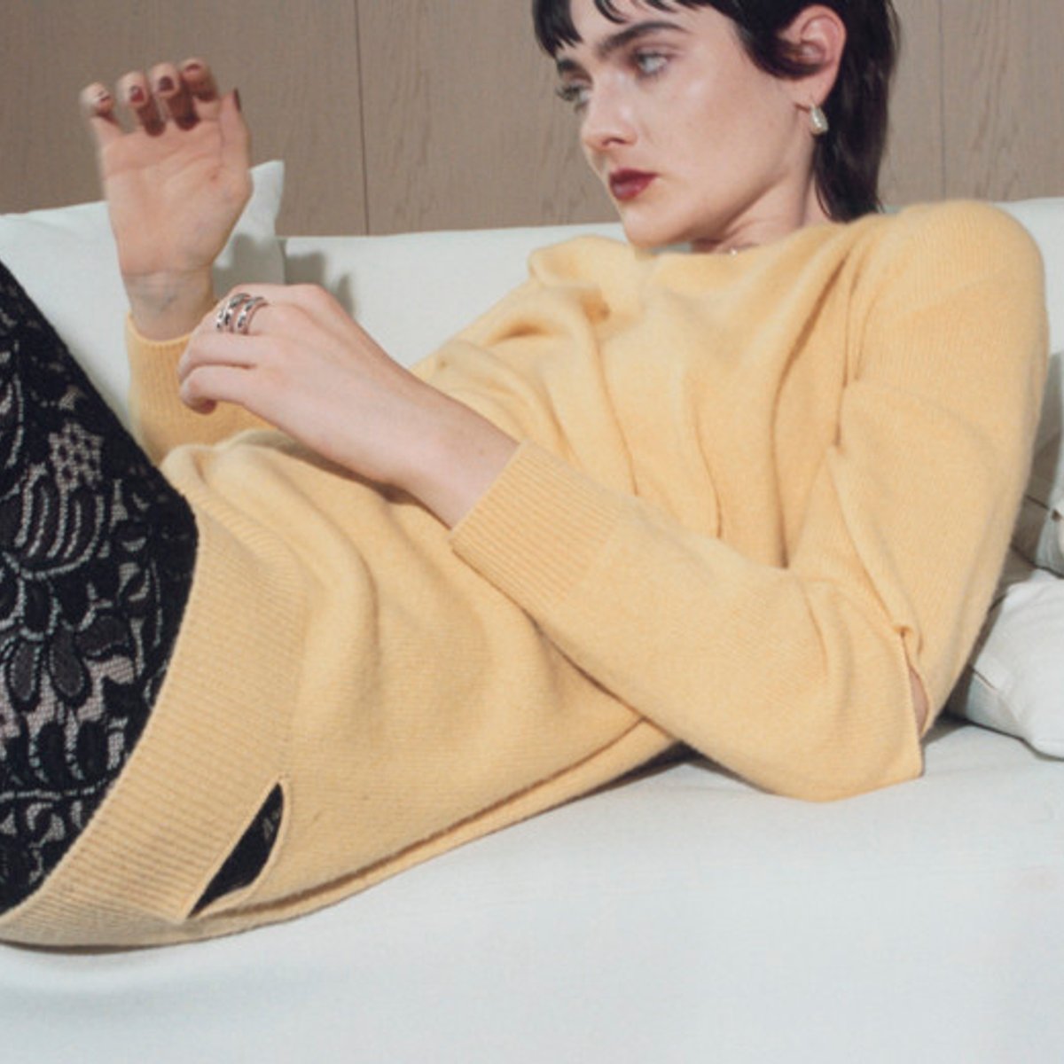 雨で少し肌寒い時は、カシミアを一枚いかが？