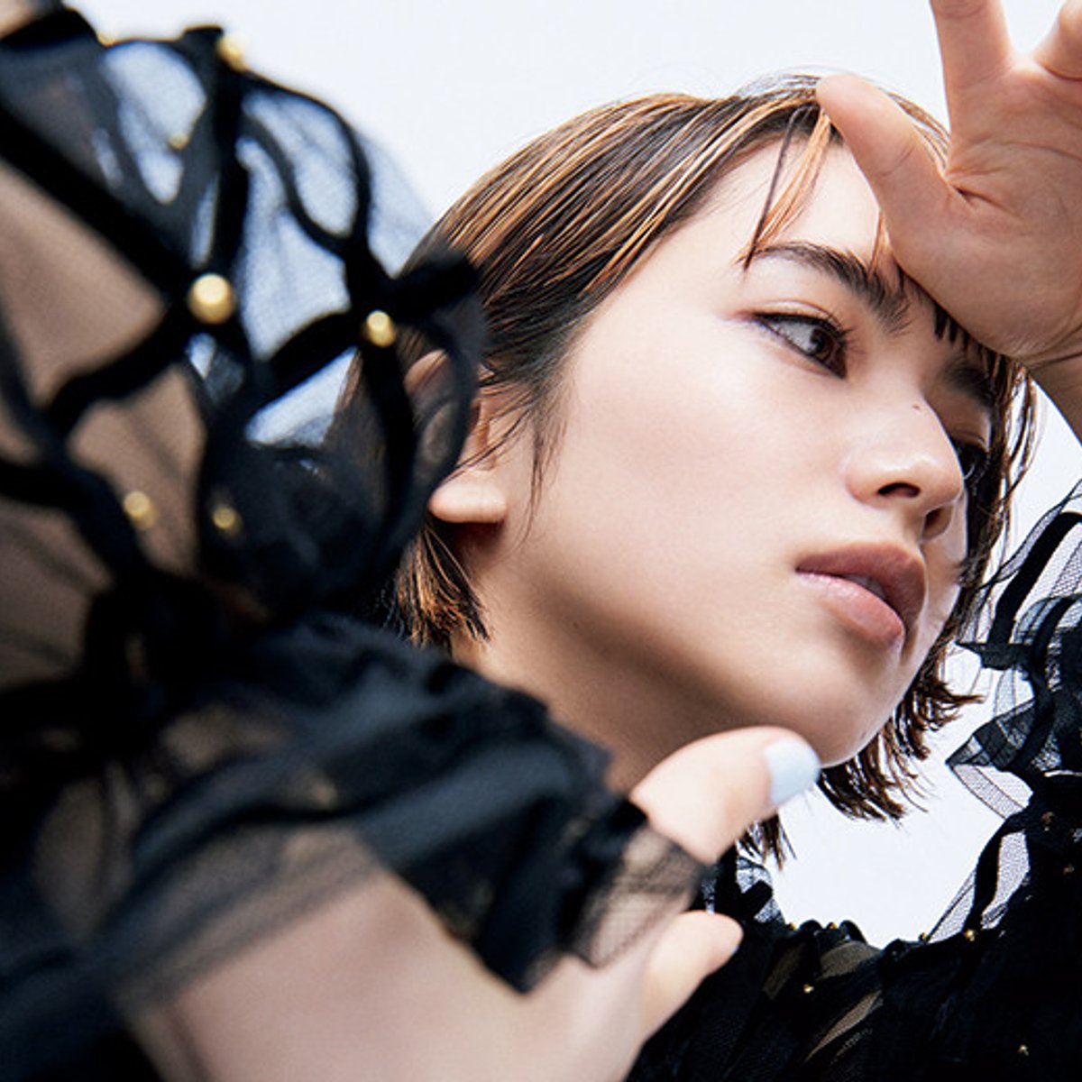 シャネルの世界へ誘う、小松菜奈と宮沢氷魚。