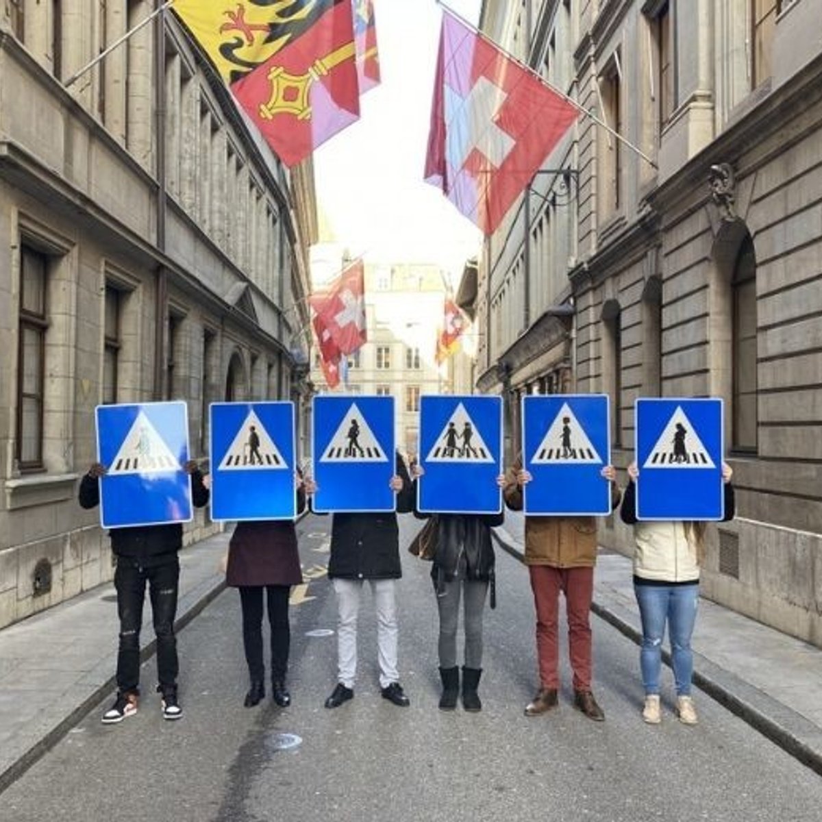 スイスで妊婦や同性カップルの「交通標識」が登場！