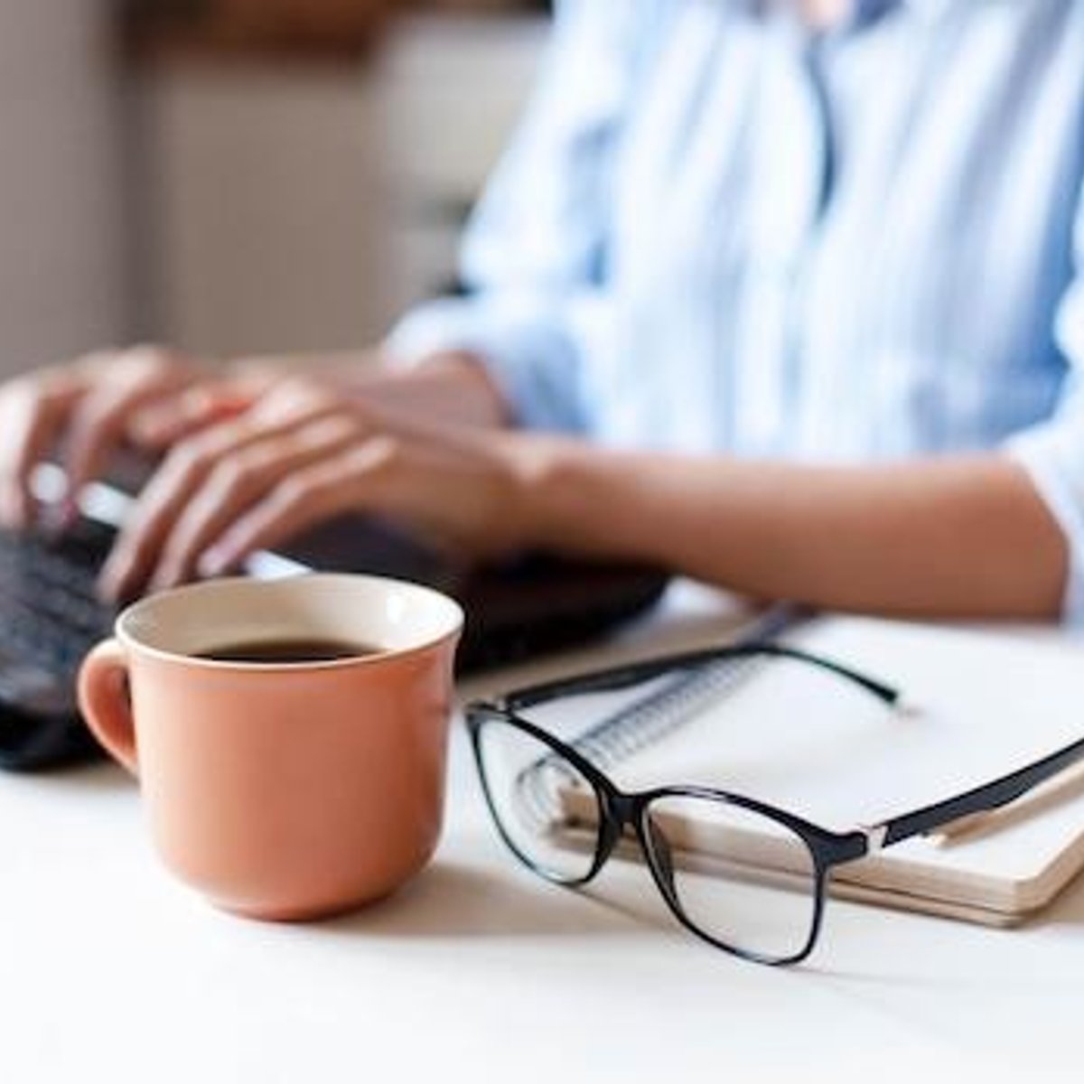 テレワークから目を守る、６つの簡単な防護策。