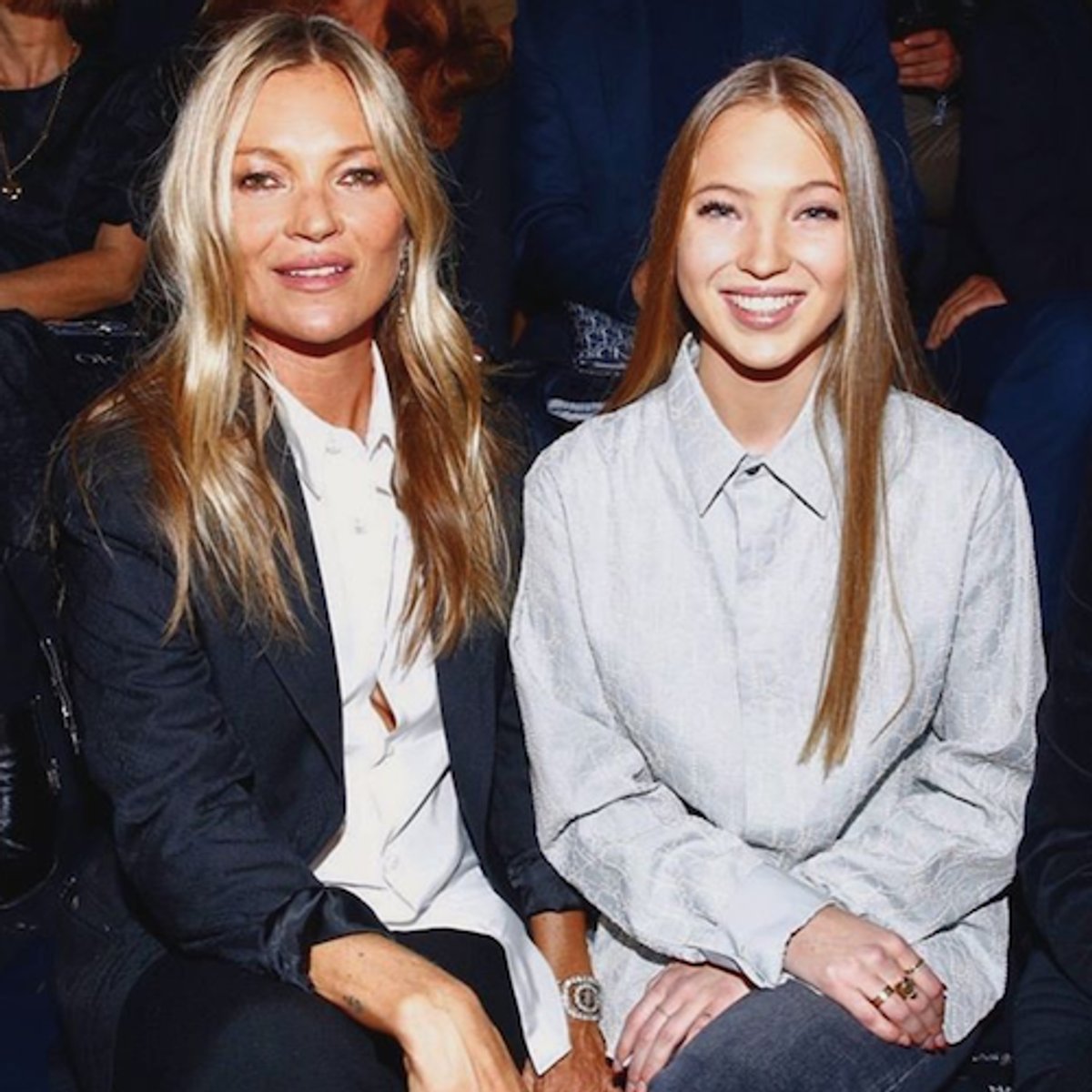 ママの前では子どもの顔。母娘セレブの２ショット。