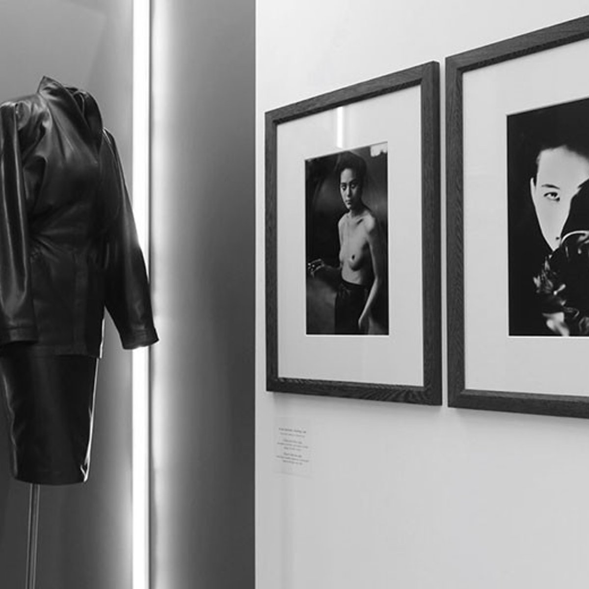 モノクロームの合わせ鏡、アライア×リンドバーグ展。