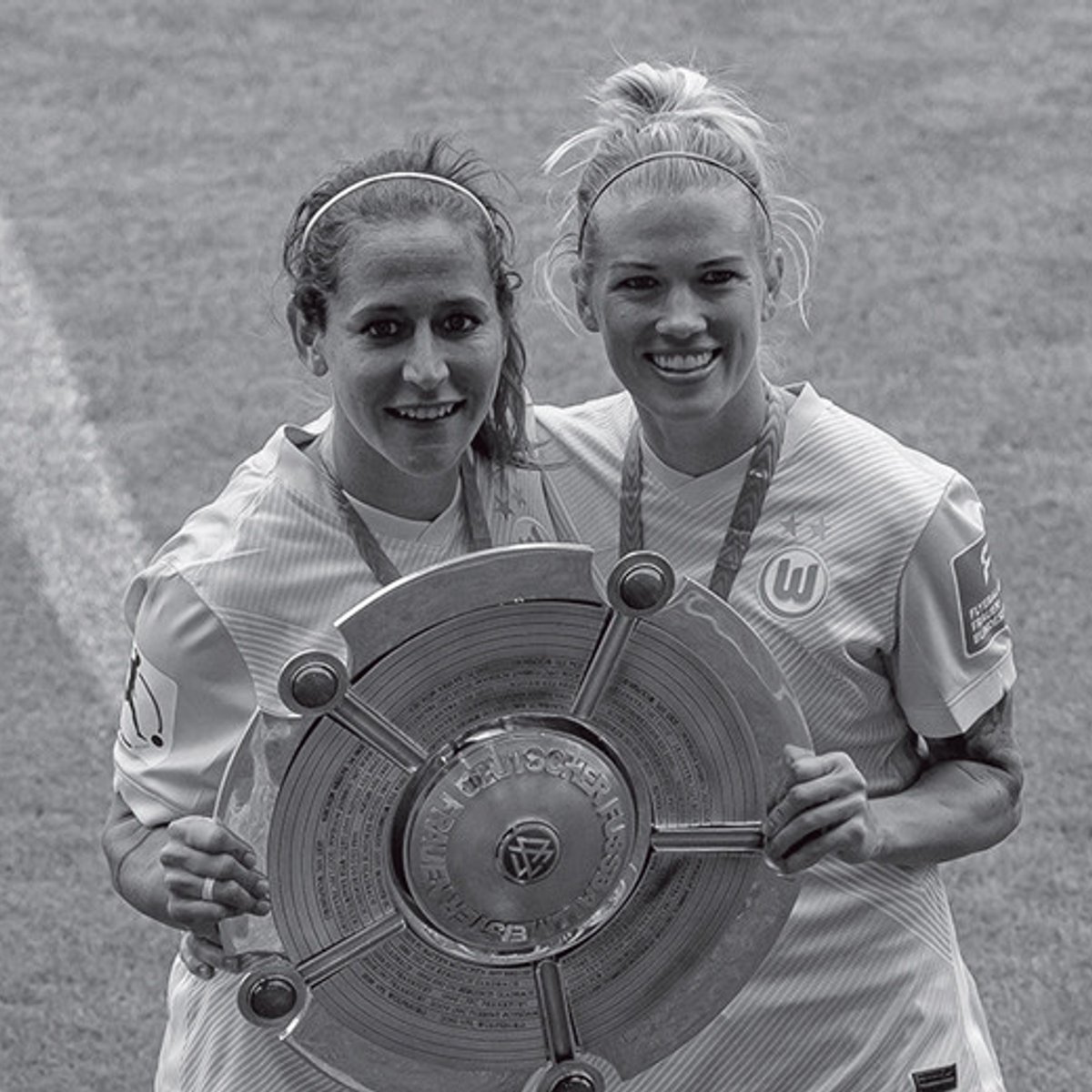 レインボーカラーのユニフォームに思いを込めた、同性カップルのサッカー選手。