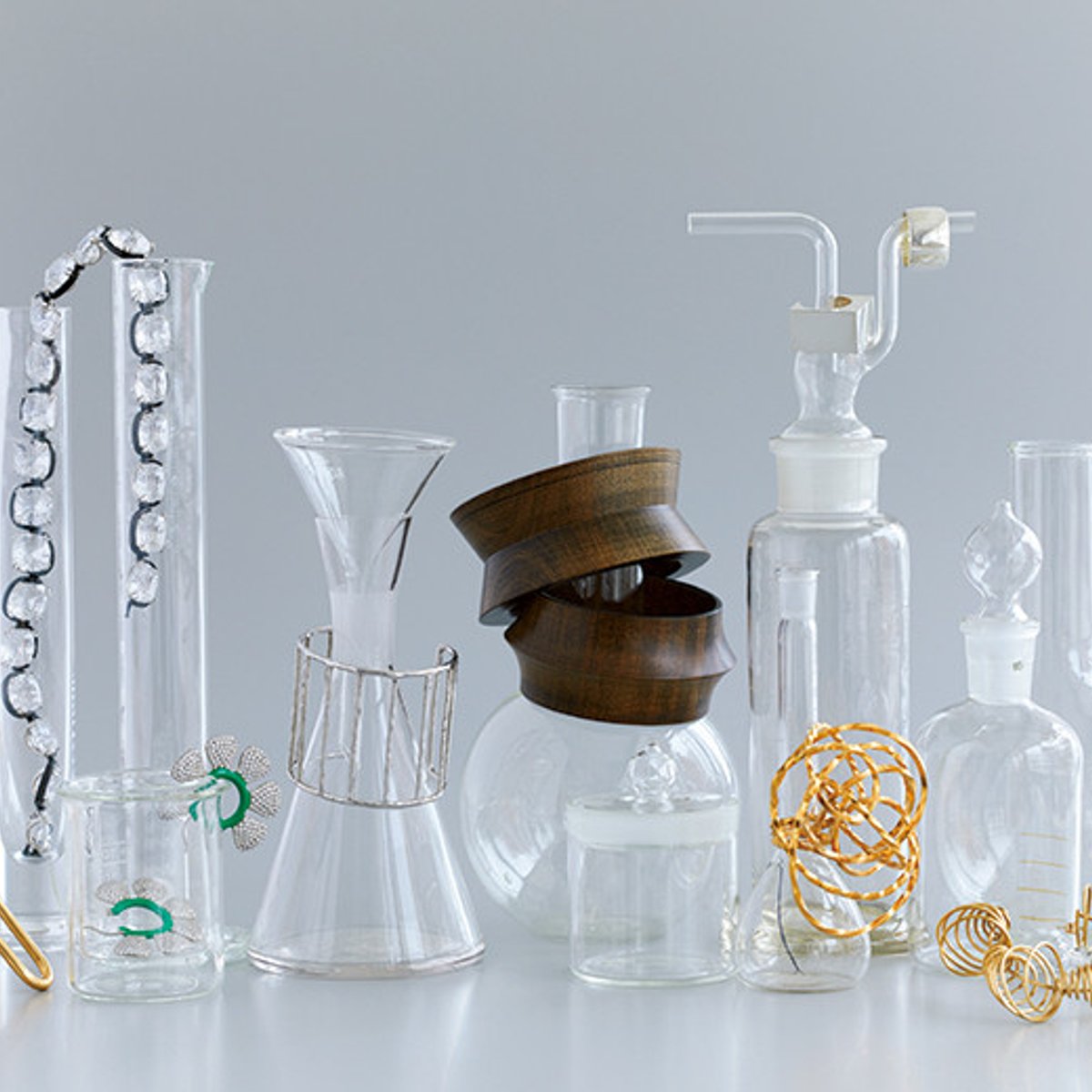 スタイリングのカギに、美フォルムの大胆アクセサリー。