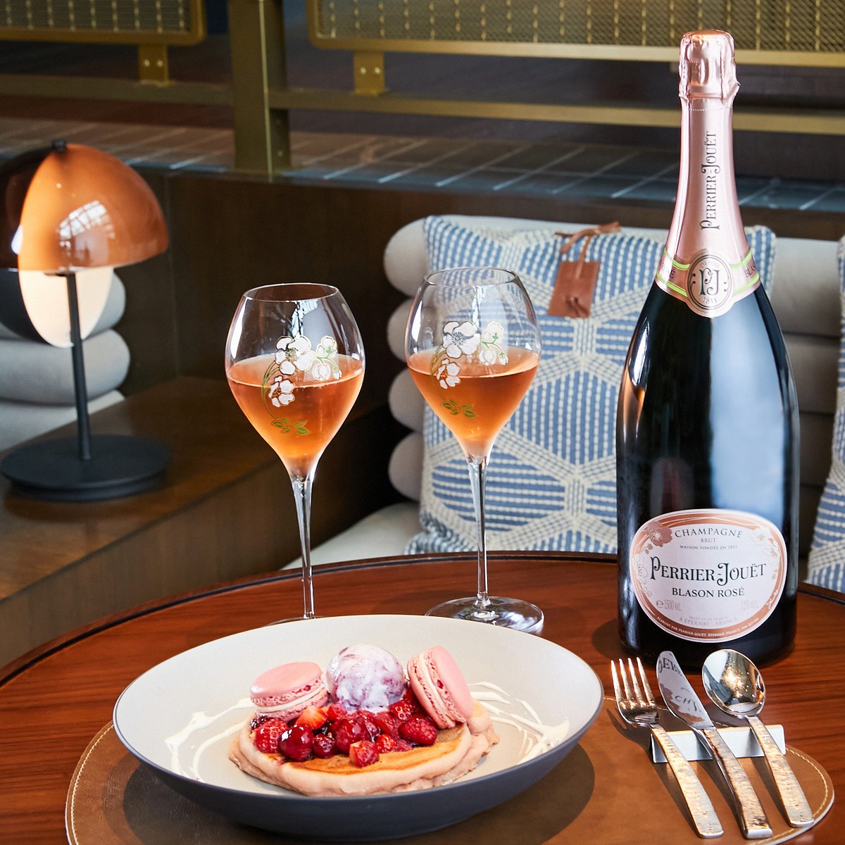 ペリエ ジュエをグラスで味わう！ ホテルレストランの豪華な時間。