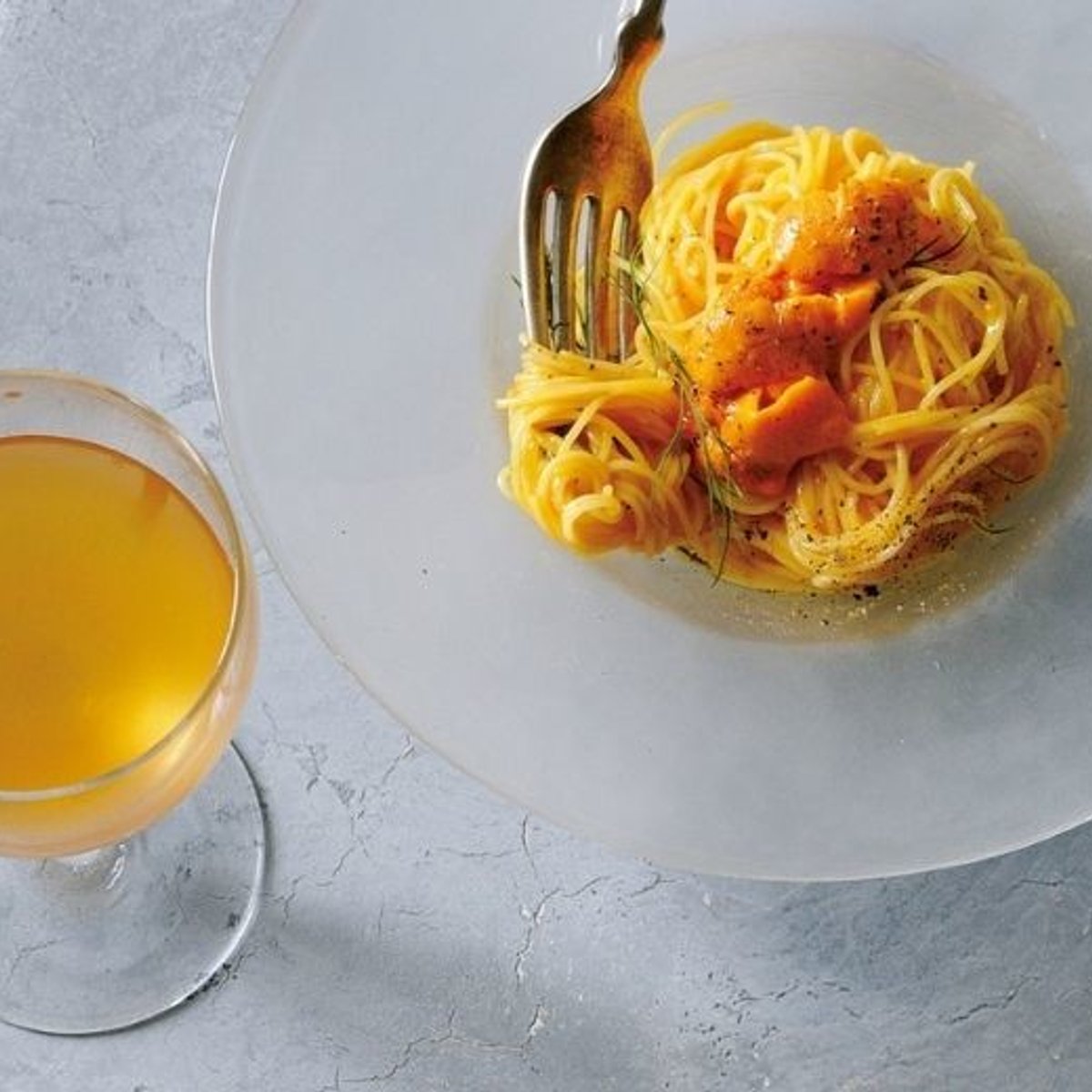 旬のウニの冷製パスタに、オレンジワインをあわせて。