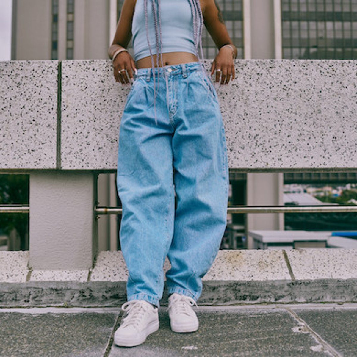 【写真】90sリバイバル！若者がクロップトップを選ぶワケ。