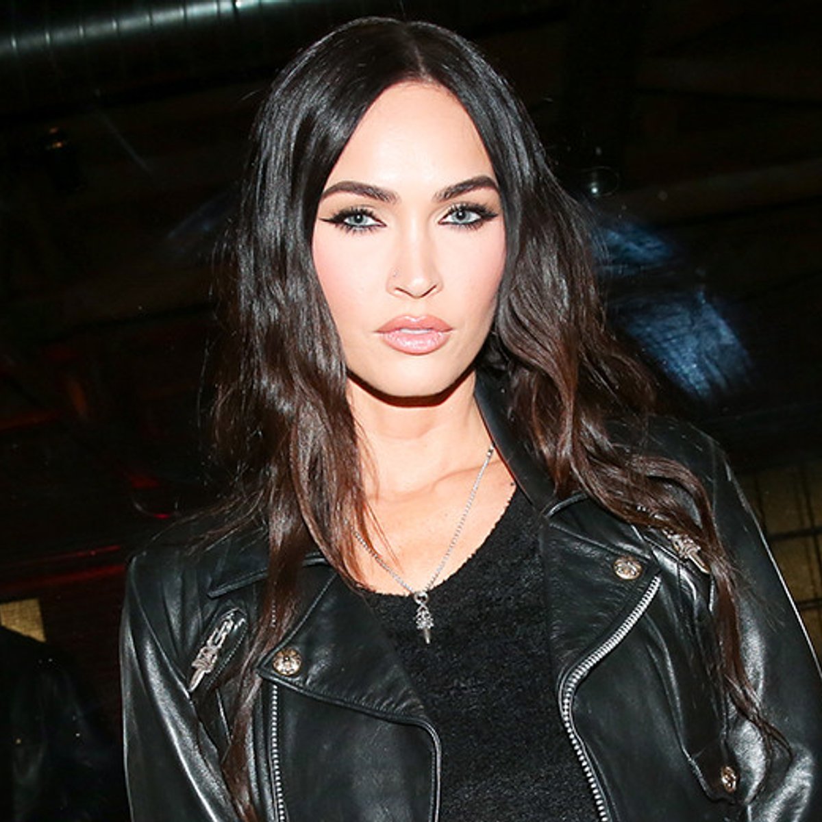 ミーガン・フォックス、レインボーネイルでプライド月間を支持！