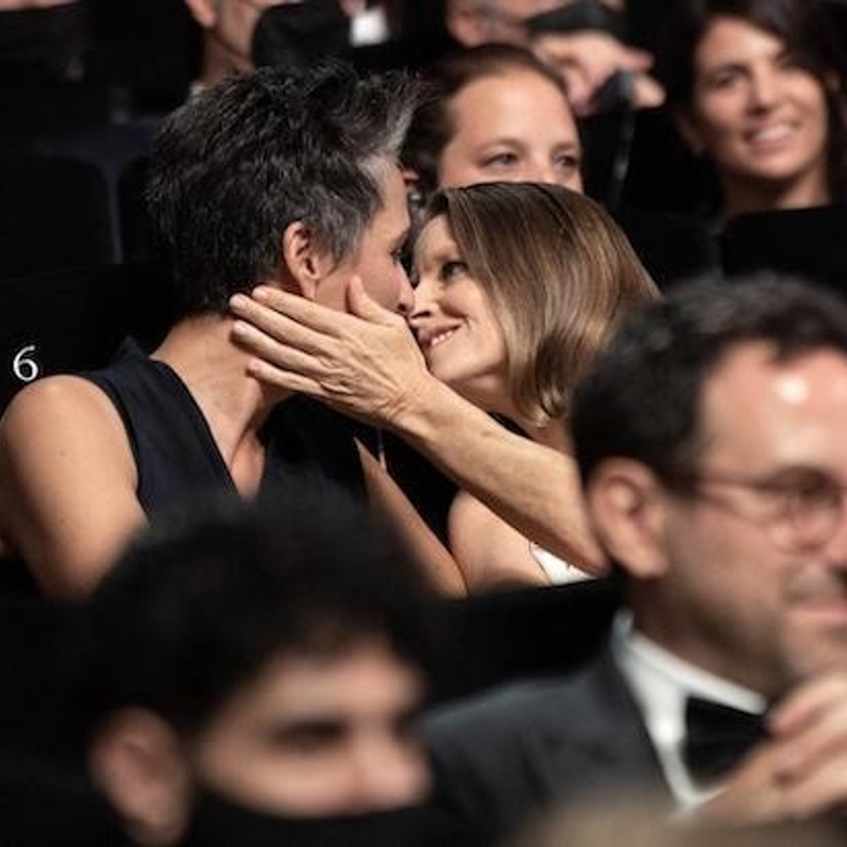 ジョディ・フォスター、妻とレッドカーペットに登場！