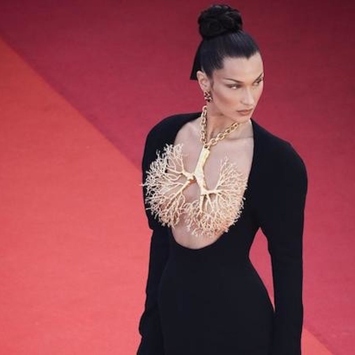 カンヌの大階段に登場した、黄金の肺を持つ女。