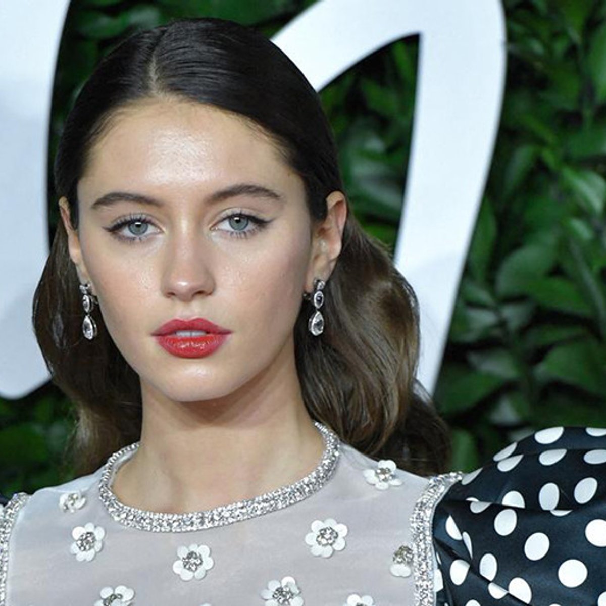 ジュード・ロウの娘アイリス、役作りのため坊主頭に！