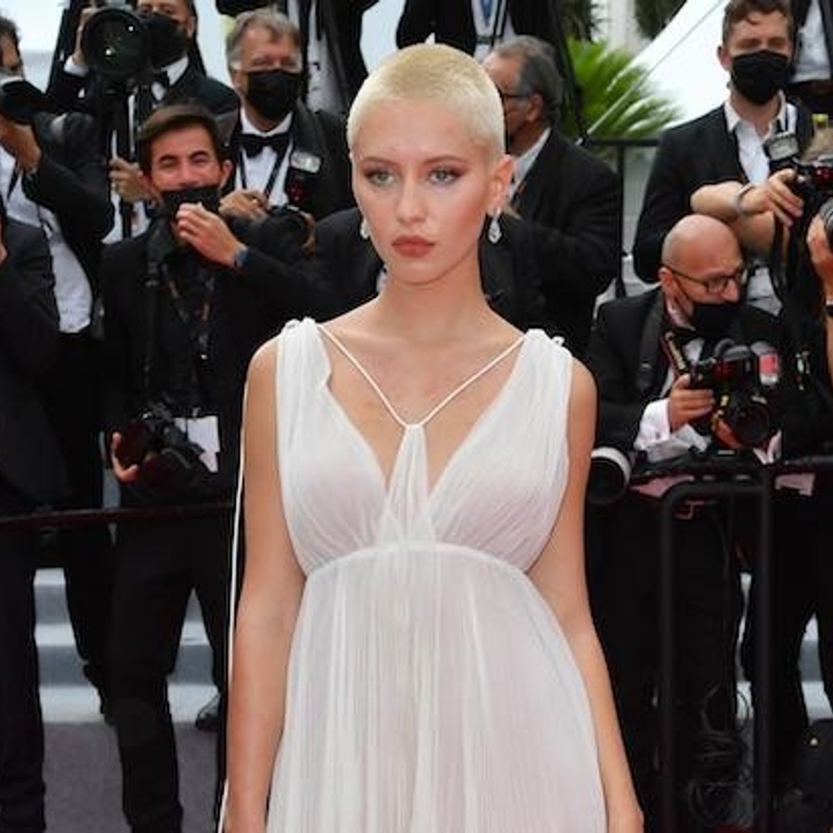 ジュード・ロウの娘アイリス、坊主頭で会場沸かす。