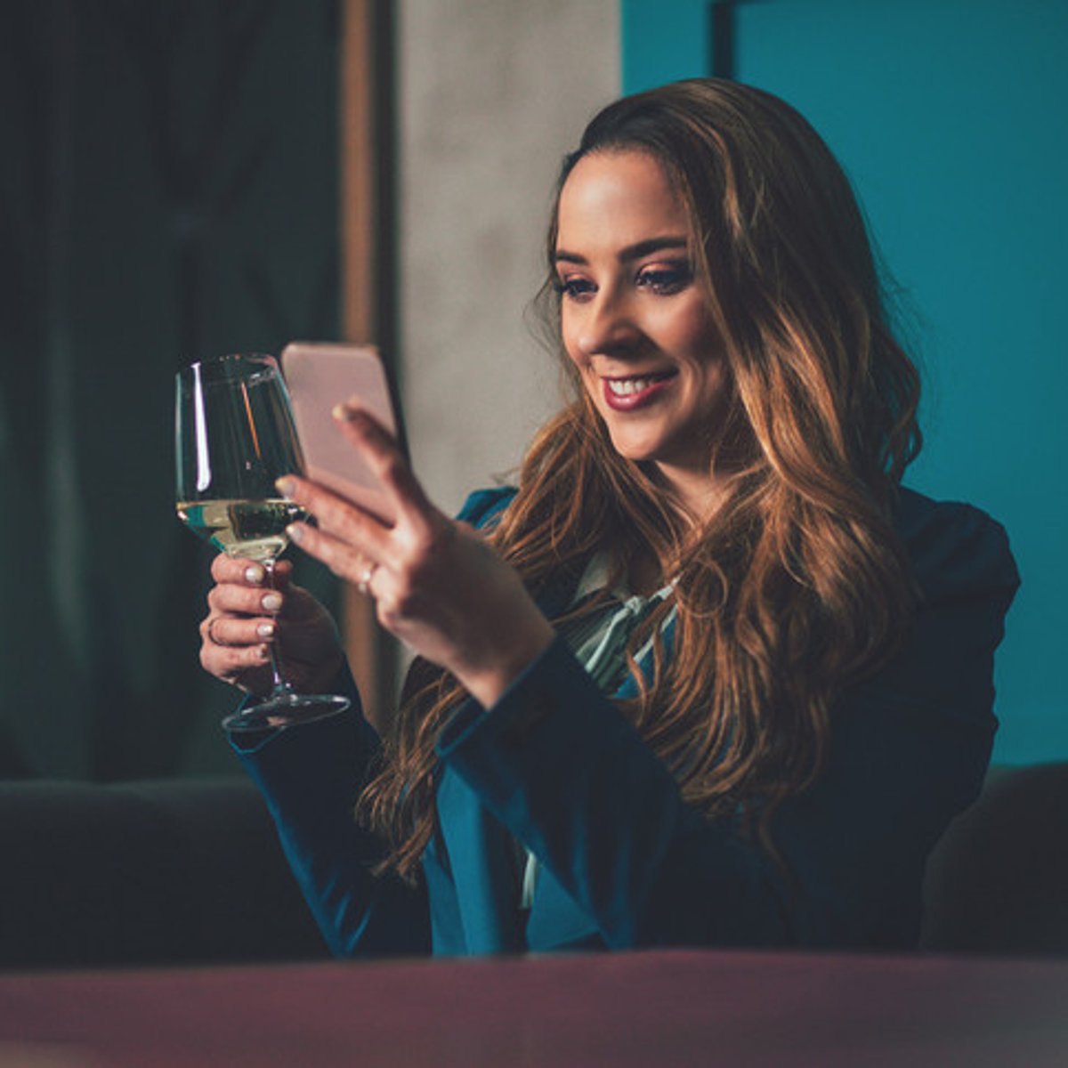 マッチングアプリで出会った美女に貢ぐ、億万長者の心理。