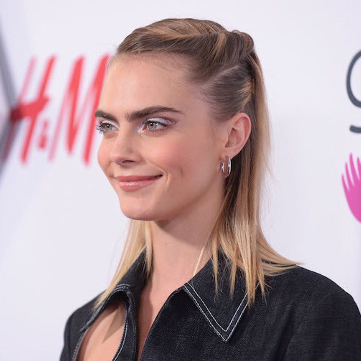 カーラ・デルヴィーニュ、ロスの豪邸をビデオで公開！