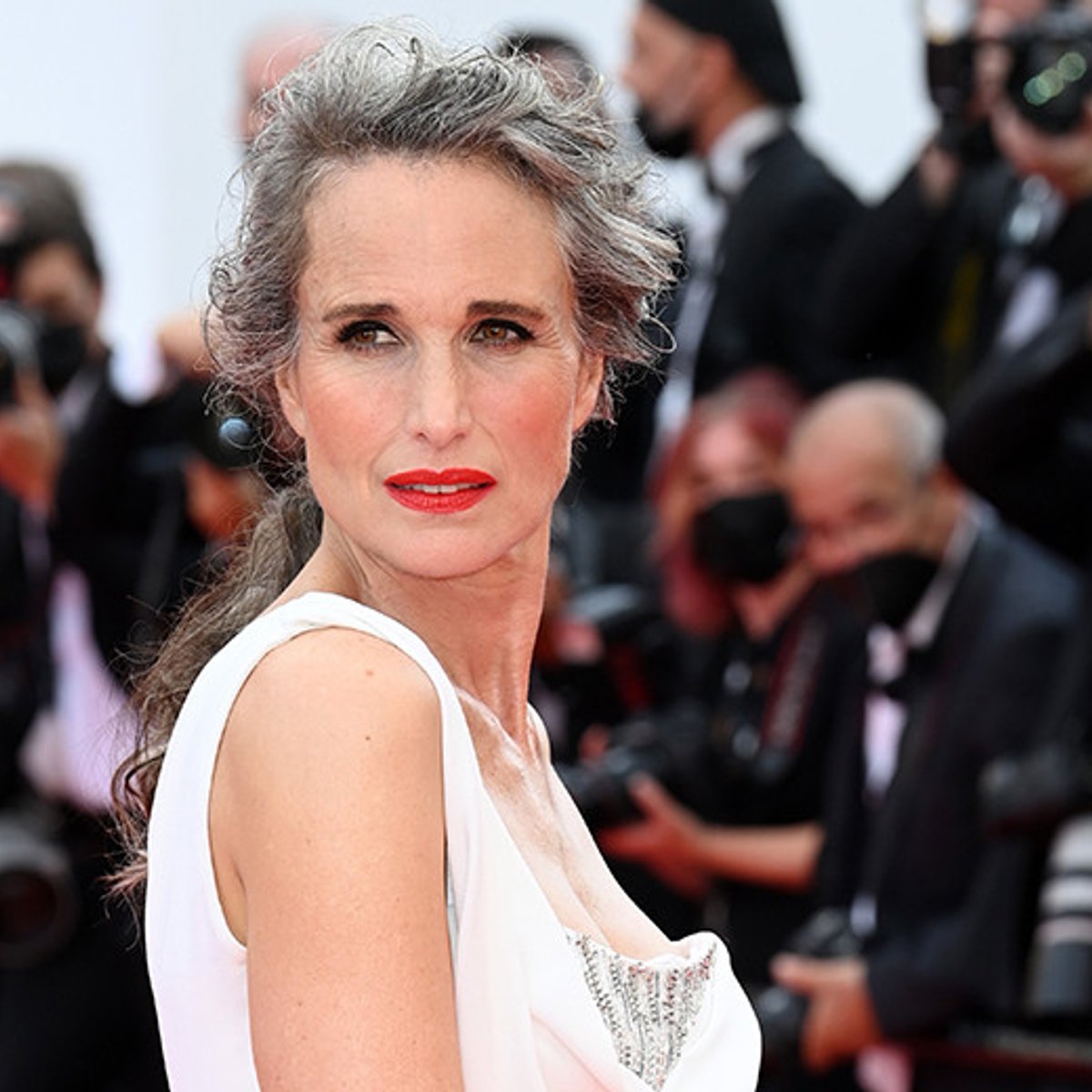 アンディ・マクダウェル、優美なグレーヘアがカンヌを圧巻。